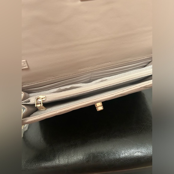 ⭐️ NWT Badgley Mischka Diamond Quilted Crossbody with Round Studs ⭐️ - Picture 6 of 8